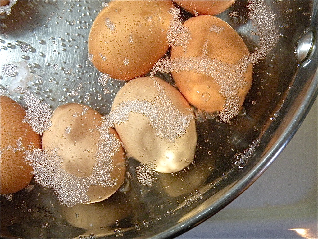 Яйца на поверхности воды. Яйца в кастрюле. Вода после варки яиц. Яйца после варки.